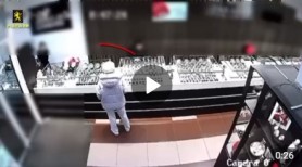 Sărăcie sau prostie? Tânără de 23 de ani, filmată cum fură un inel de 100.000 lei din capitală